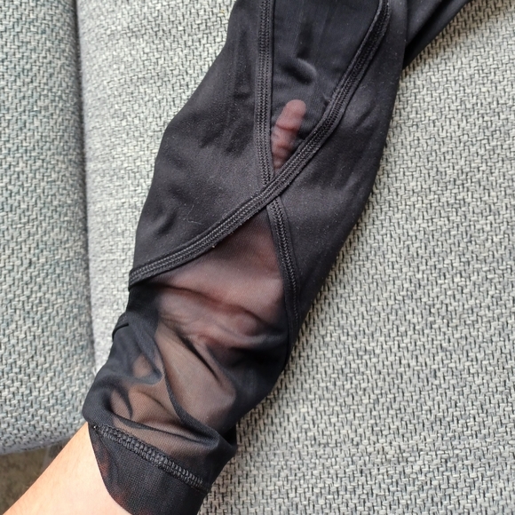 Cropped Capri tights with mesh cut outs - Picture 2 of 5